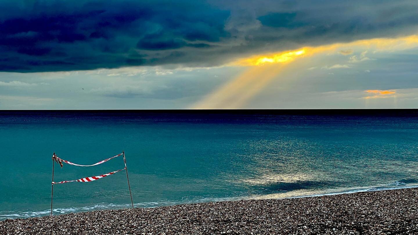 Finish line. #sunset #thisisbrighton #beachgram #fineartphotography #seascape #artinspiration #cloudscapephotography #sunsets #sunsetlovers