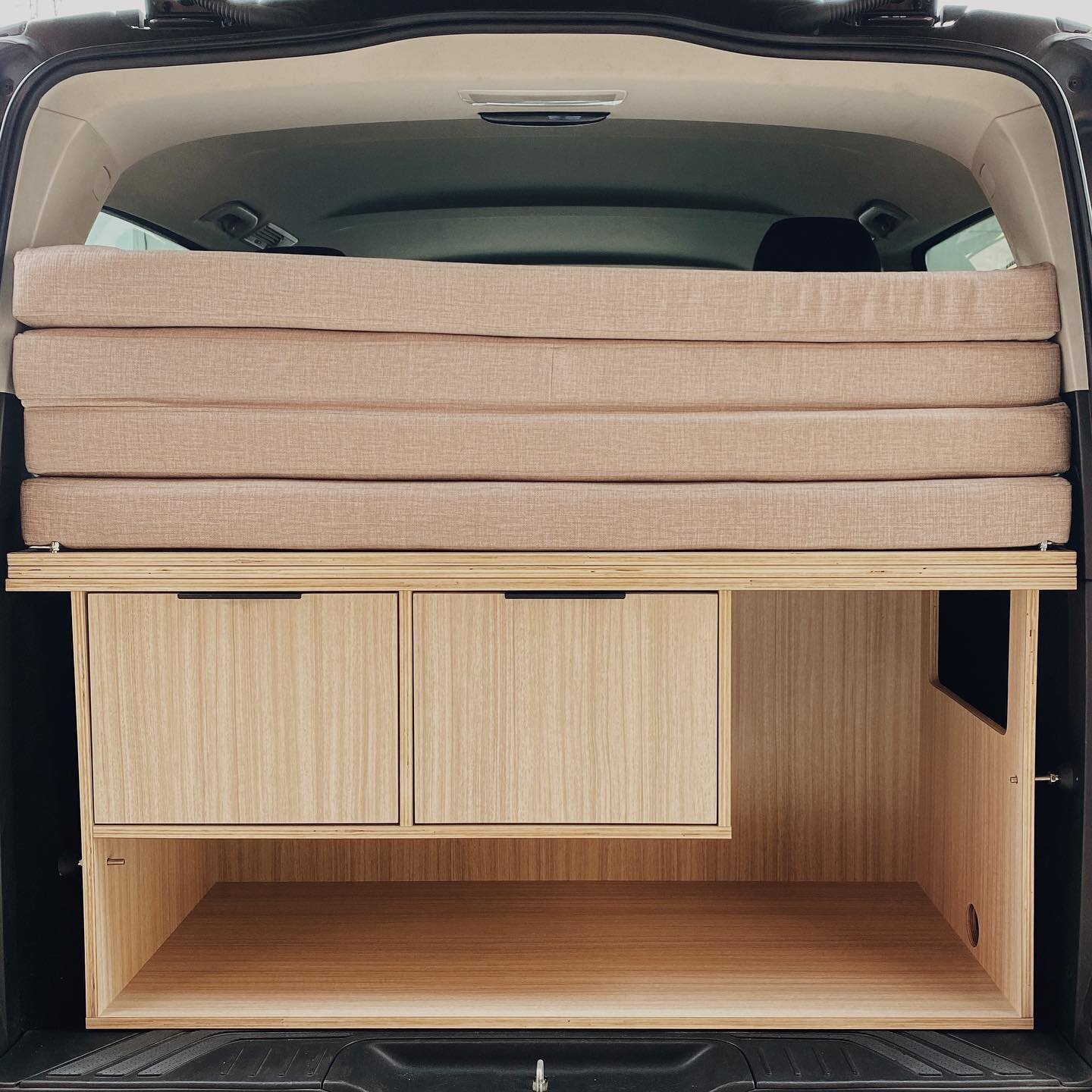 Muy contentos de presentaros nuestro nuevo proyecto en una Mercedes Vito!

Un mueble extra&iacute;ble para el maletero de tu furgoneta camper🚐 

Convierte el espacio de carga en una c&oacute;moda cama en segundos, &iexcl;sin necesidad de herramienta