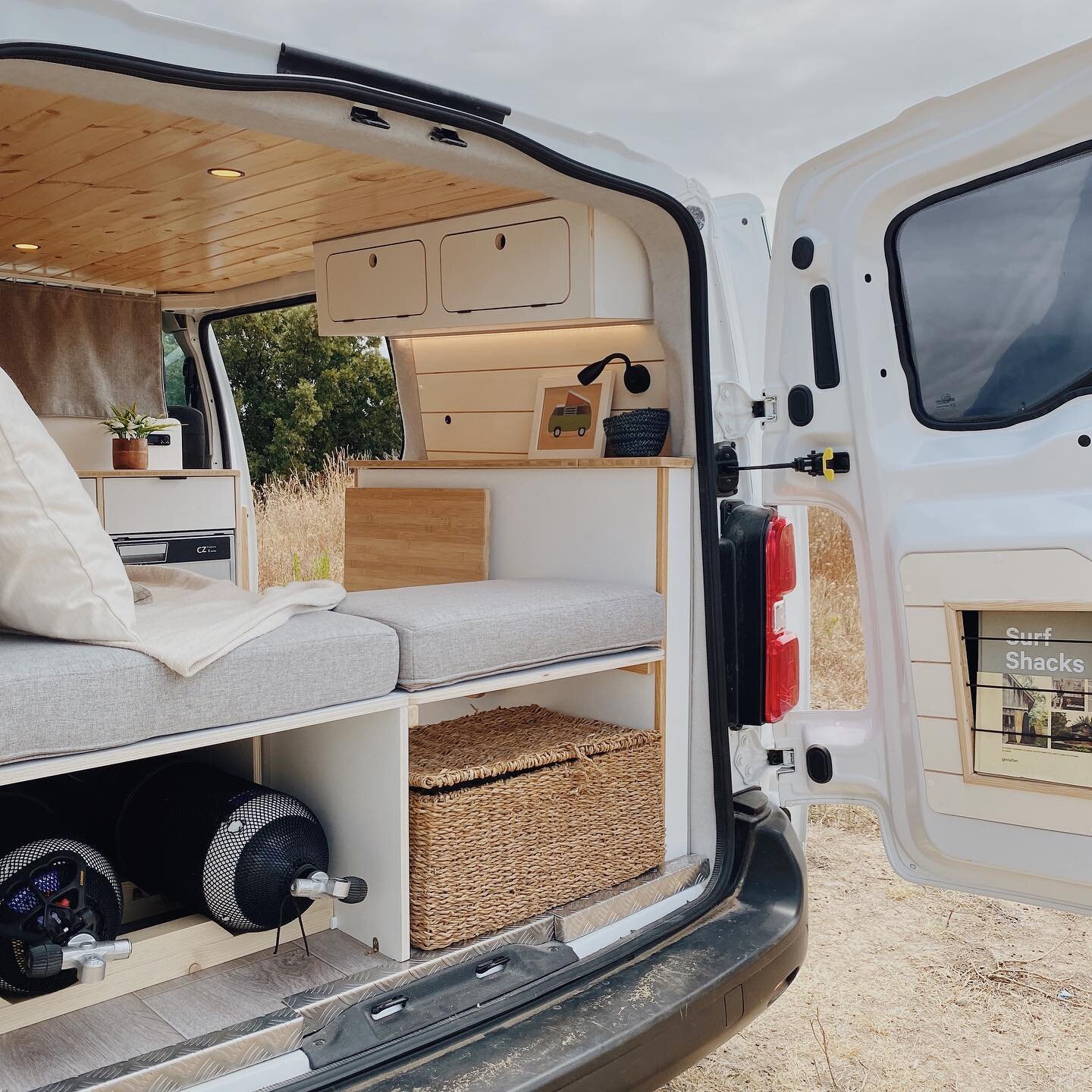 Os presentamos una VanBolera muy especial en una Toyota Pro Ace para @lauri142_ 🏠🤿

En este proyecto la prioridad era un espacio a medida para las bombonas de submarinismo y nos encanta el resultado!

En VanBoleo siempre tratamos de cubrir las nece