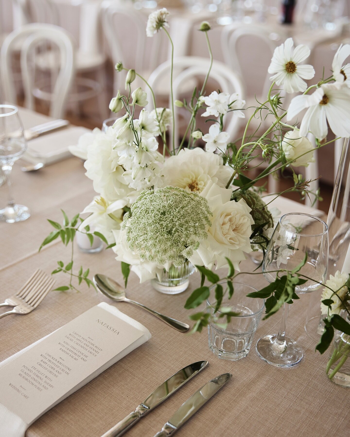 Delicate summery blooms for Matilda + Chris | @weddingsofdesire | @louloumemphis