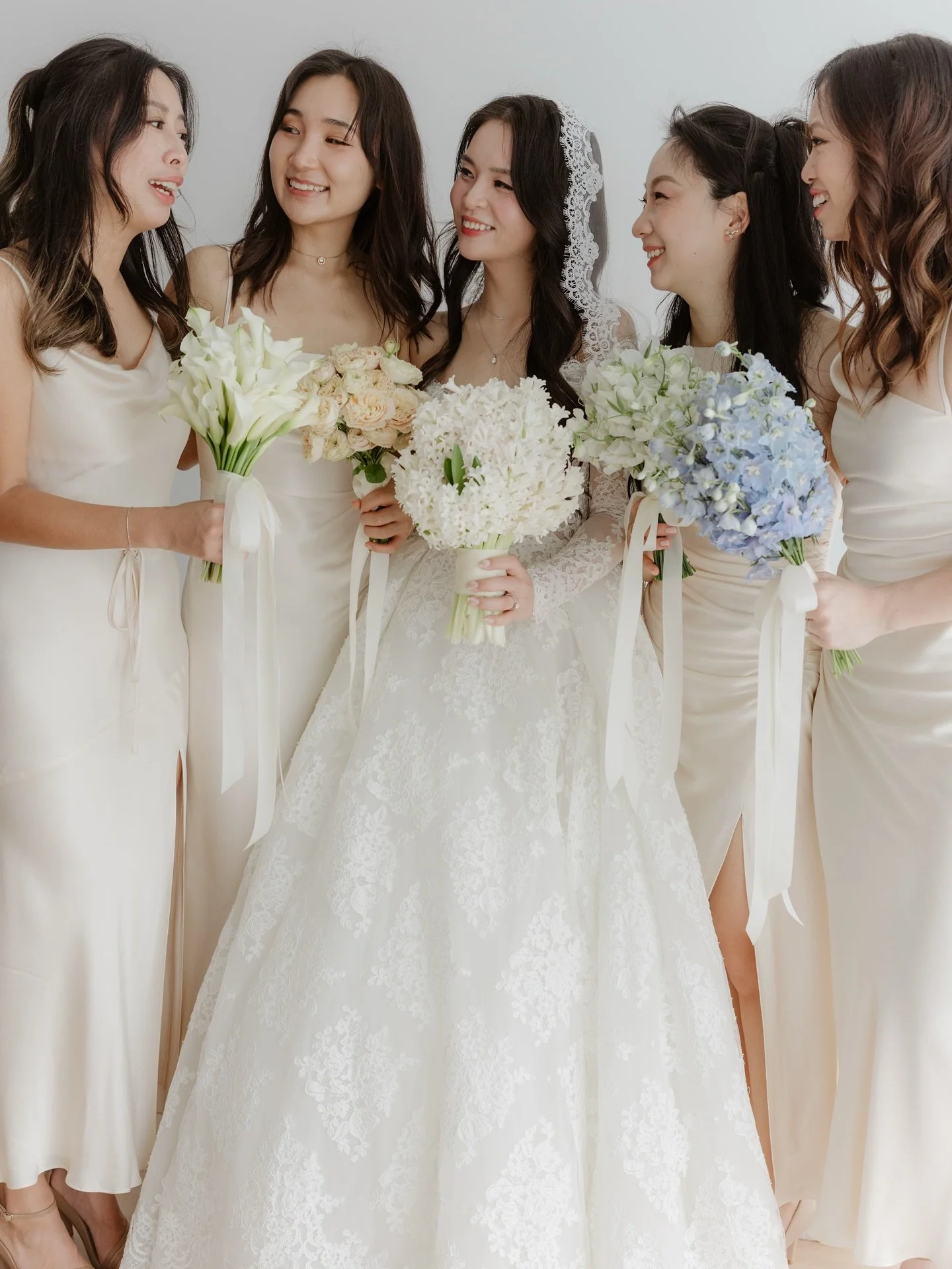 A seasonal favourite 🤍
A heady-scented hyacinth bouquet&hellip; simple, effortless, perfection! 

@biancavirtueweddings 
@stonesoftheyarravalley 

#GardenWedding #ModernRomance #springwedding #EffortlessElegance #WeddingInspo #autumnwedding 
#flower