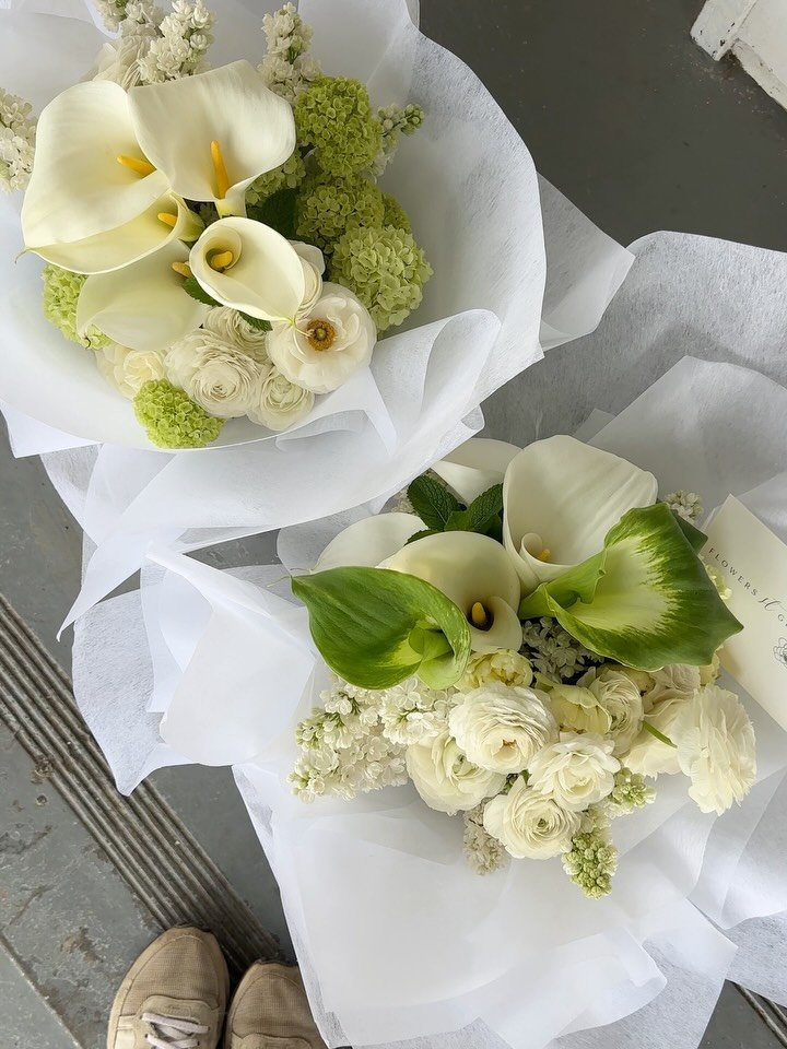 Pretty blooms, average shoes! @wholelottalovecreative  #moderngarden #flowersstgermain #springblooms #btscontent #bridalbouquet