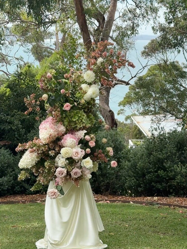 Floral pretties for the gorgeous Julia + Michael

@marrymemurrihy 
@lafete_hire 

#gardenceremony 
#destinationweddings 
#flowersstgermain 
#autumnalcolours 
#melbourneflorist