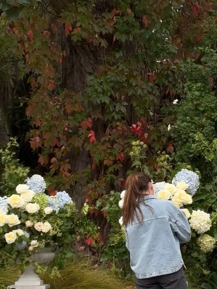 Double denim sky blue addition 🩵

#flowersstgermain 
#doubledenim 
#gardenceremony 
#melbourneflorist 
#gardenparty