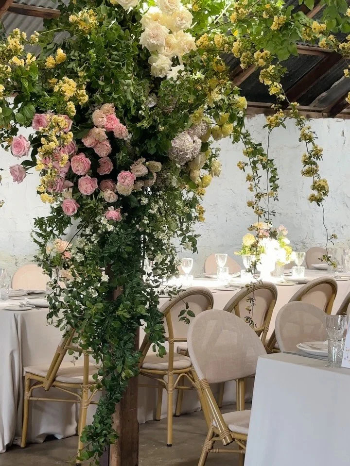 We sure do get to make some pretties things with @weddingsofdesire 

@barunahplains 
@tent_society 
@tablearteventhire 
@studio__sorella 

#gardenpartywedding 
#flowersstgermain 
#springweddings 
#seasonalflowers 
#floralinstallation