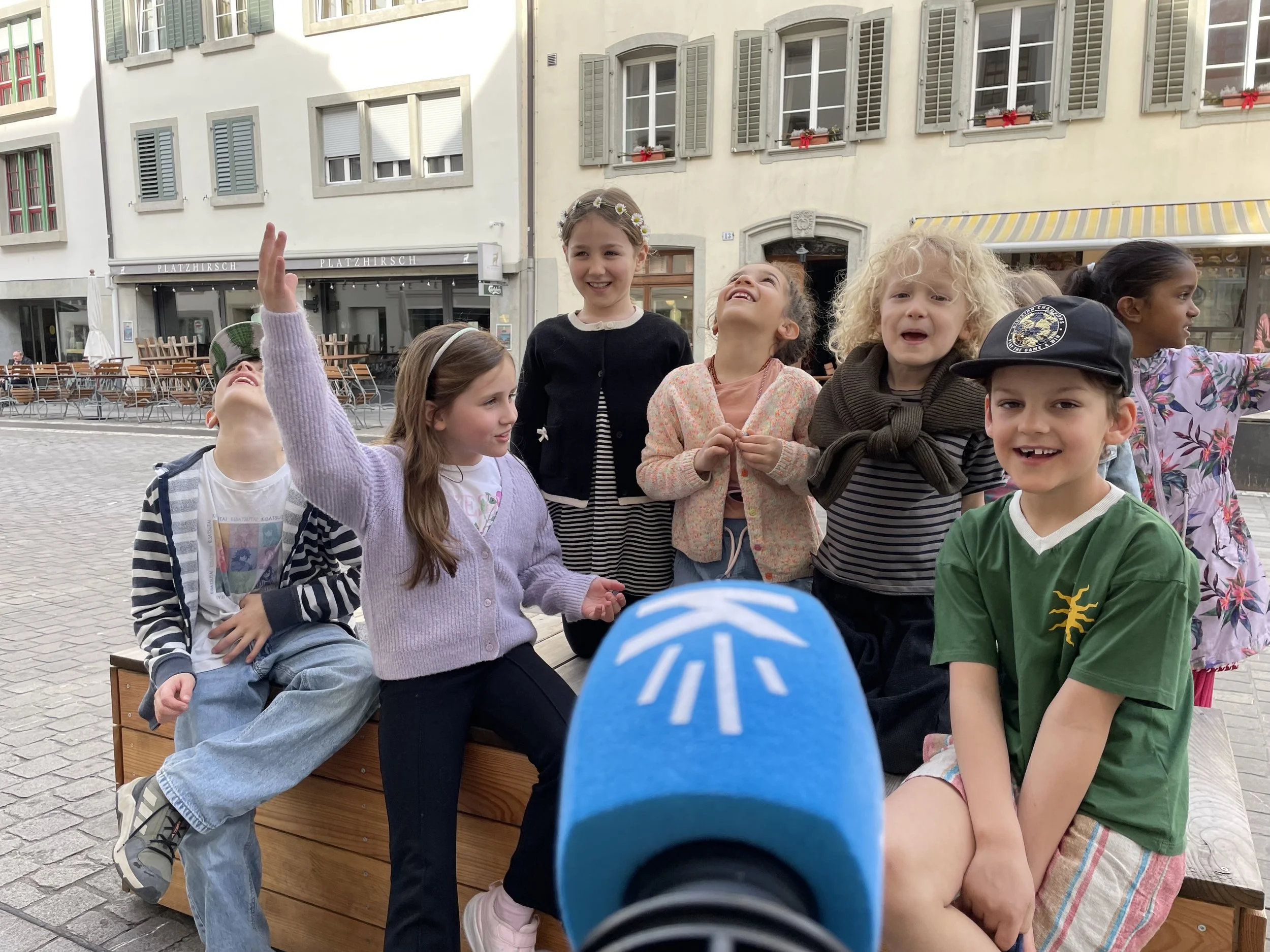 Beim Workshop in der Altstadt beschreiben die Kinder die schönen Aarauer Dachgiebel