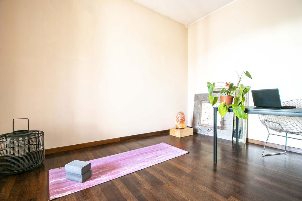 ricavare angolo di lavoro e di yoga in soggiorno