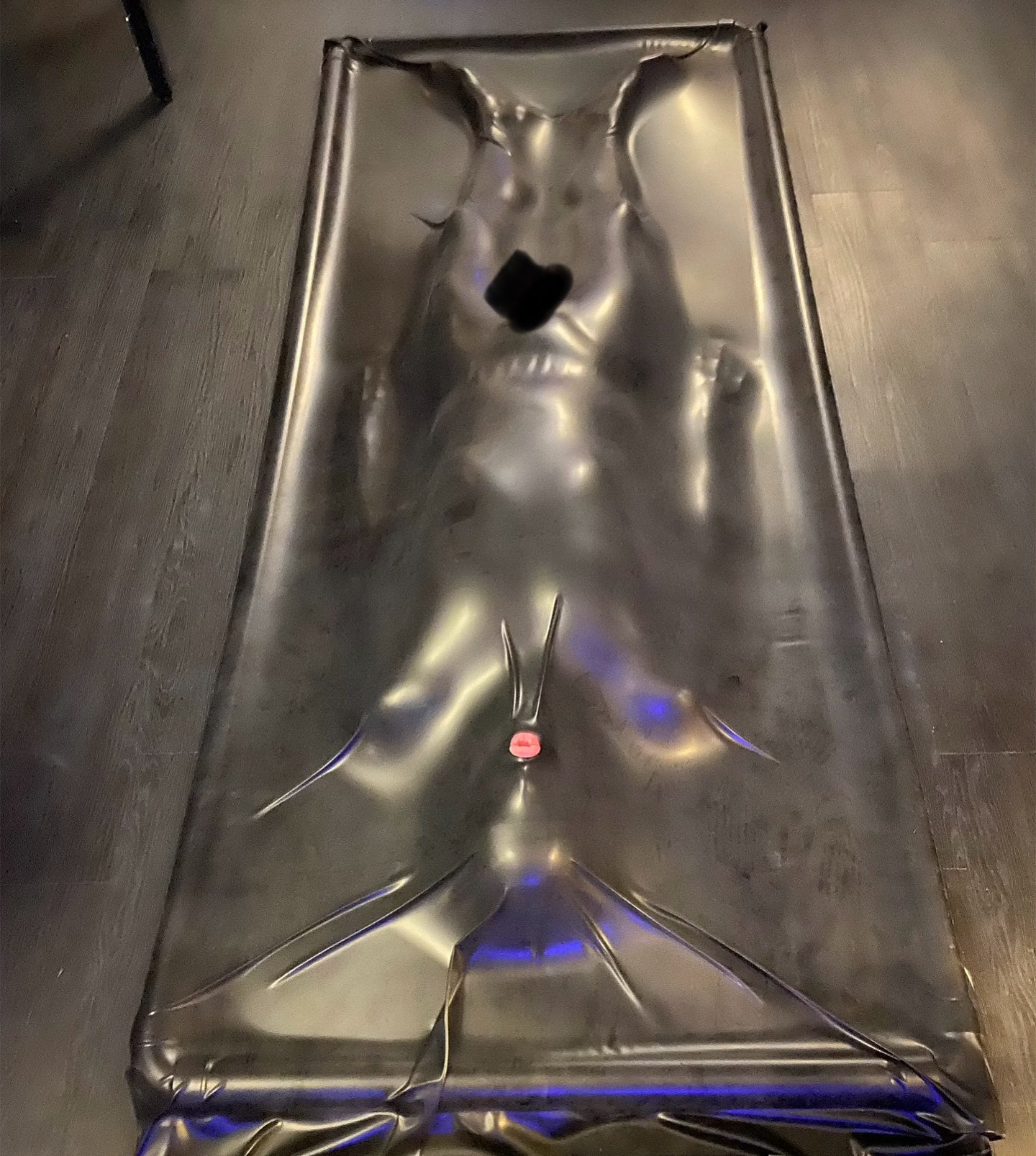 To everyone who requested a Vac Bed recently, I finally made one! Here it is being used for the 1st time yesterday! HMU! #mistresstokyo #vacbed #latex #sydneymistress #rubbermistress
