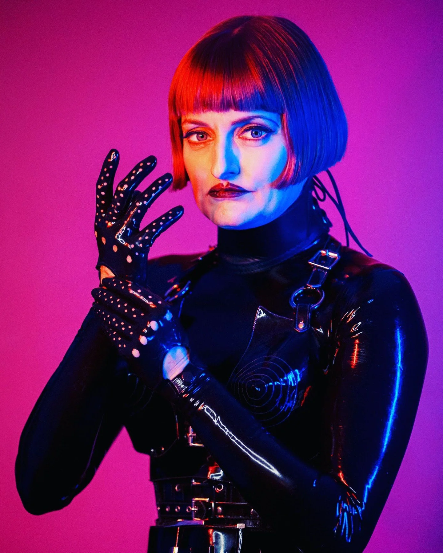 Mistress Tokyo as shot by the incredible Roberto Duran! I'm wearing a @carapaceleather custom patent leather bullet bra, corset by @demask_berlin patent leather corset and @atsukokudolatex driving gloves!