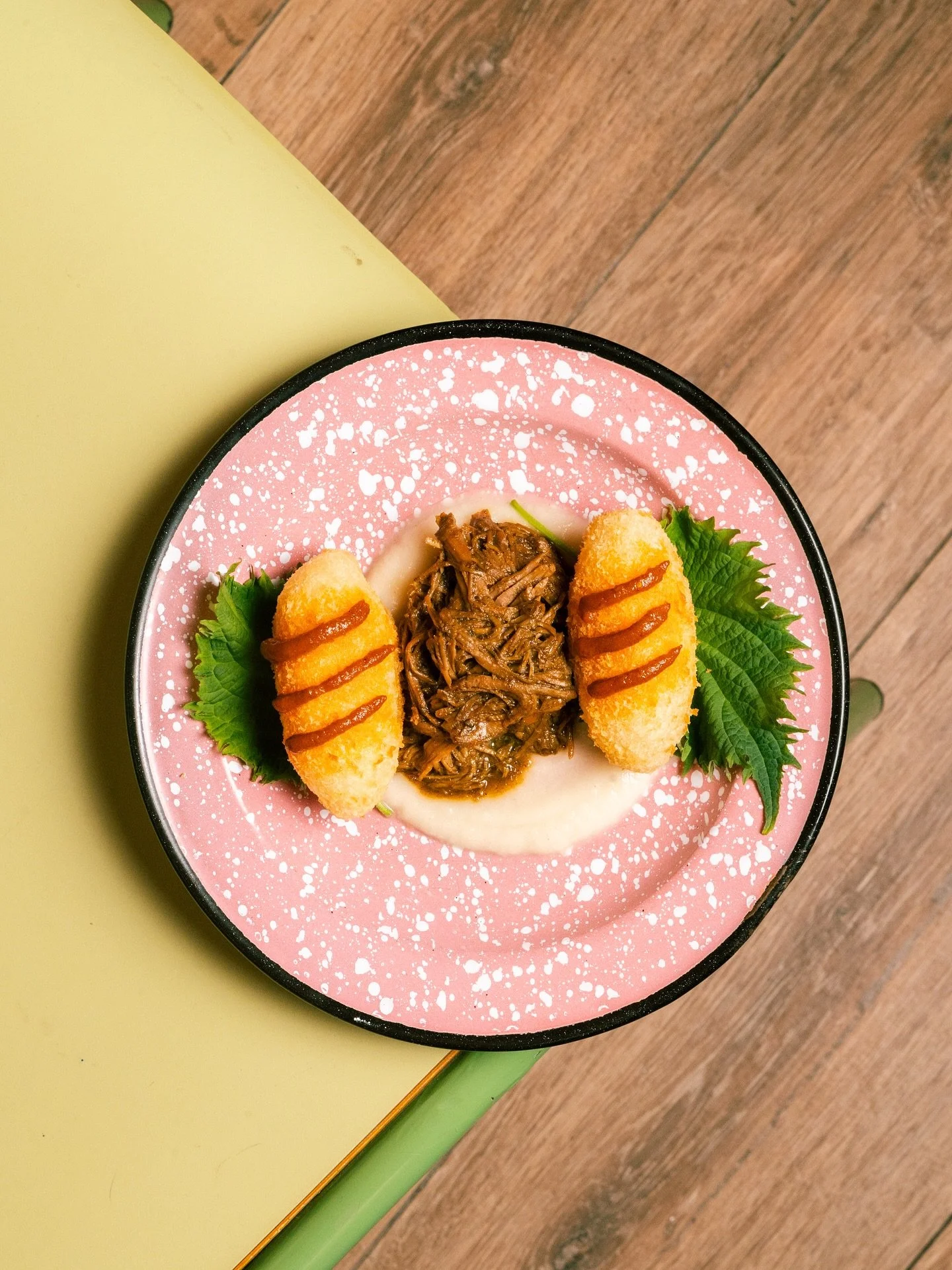 💎Carima&ntilde;olas de yuca rellenas de queso, con cordero braseado en especias &aacute;rabes, alioli de apionabo y salsa brava de harissa.