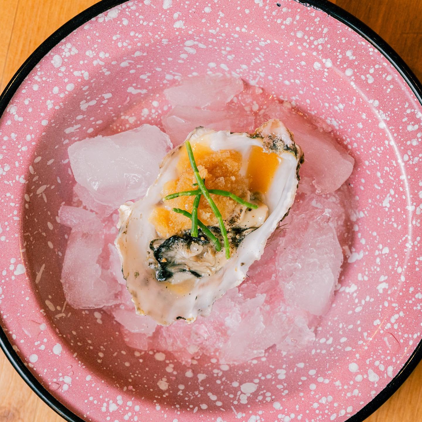 Caipirostra⚡️Ostra 🦪 de Galicia con sorbete de Caipirinha 🇧🇷 y salicornias.