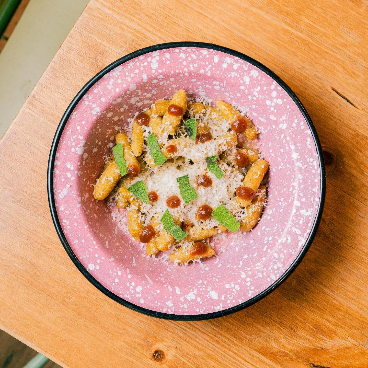 👉🏽💥 Gnocchi o &ntilde;oquis de pl&aacute;tano maduro, con mantequilla de salvia, parmigiano reggiano y salsa de guayaba y cebolla.  Un cruce trasversal de t&eacute;cnica italiana y sabores latinoamericanos.
