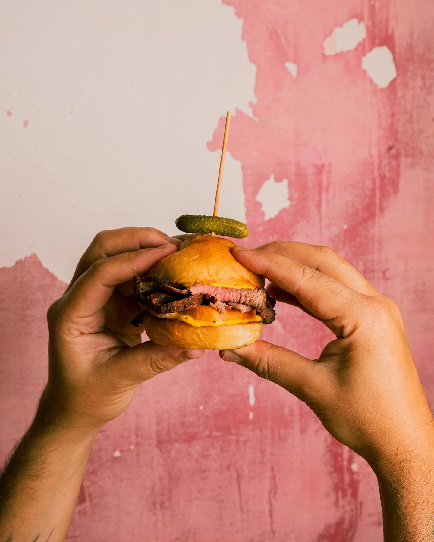 👋🏽 Hola! Soy el sandwich 🥪 de Roastbeef 🥩 a la Huancaina. Si, as&iacute; es. Estoy buenazo! 😍 Soy peruano 🇵🇪 y vivo en  Barcelona. Tengo la mejor salsita de aj&iacute; amarillo, cebollita encevichada, boniato y un pancito de papa (o patata com