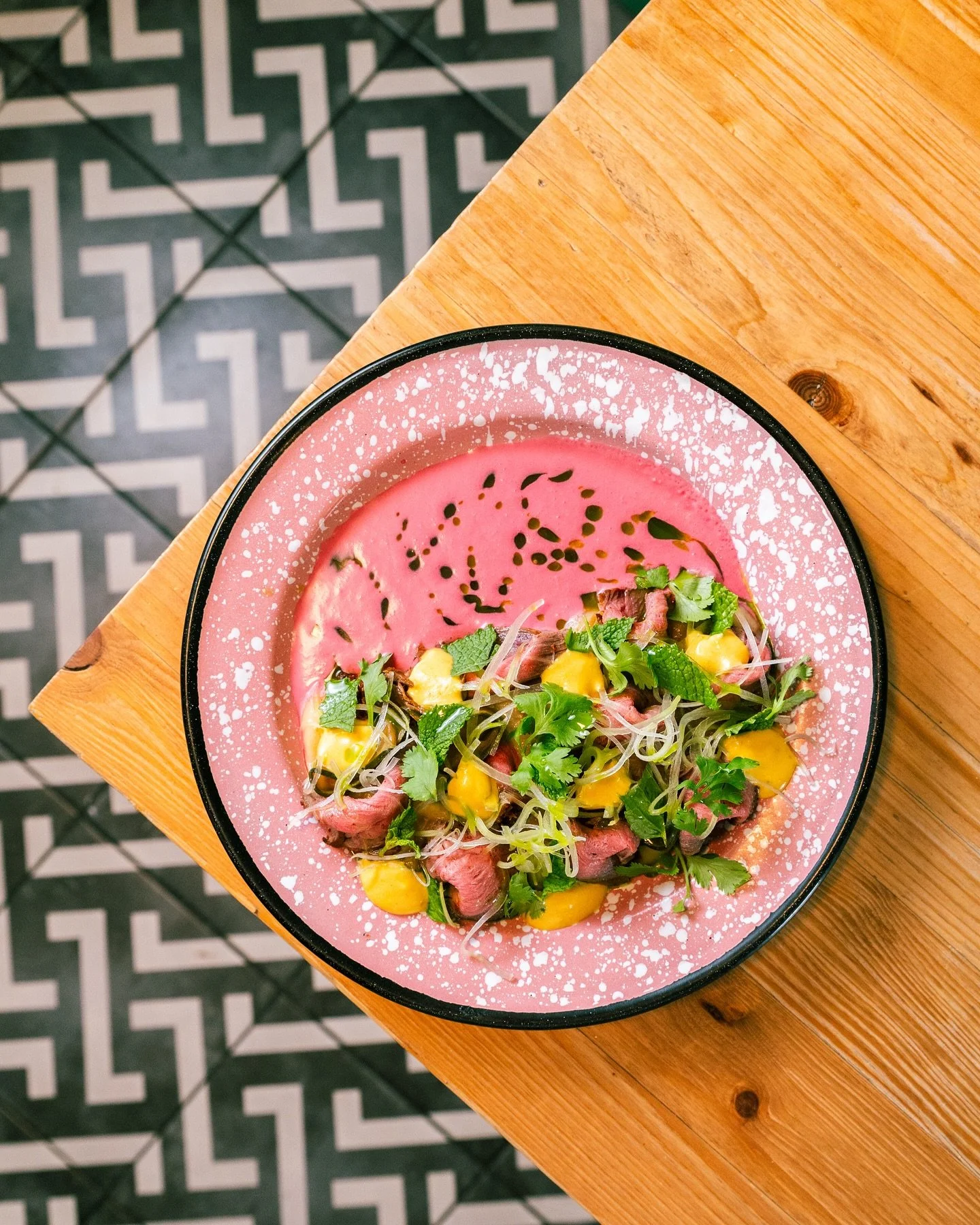 🥩 Roast beef a la Huancaina, con toda su magia. Carta de verano. 🎢🏖️ Plato de @untipoastuto