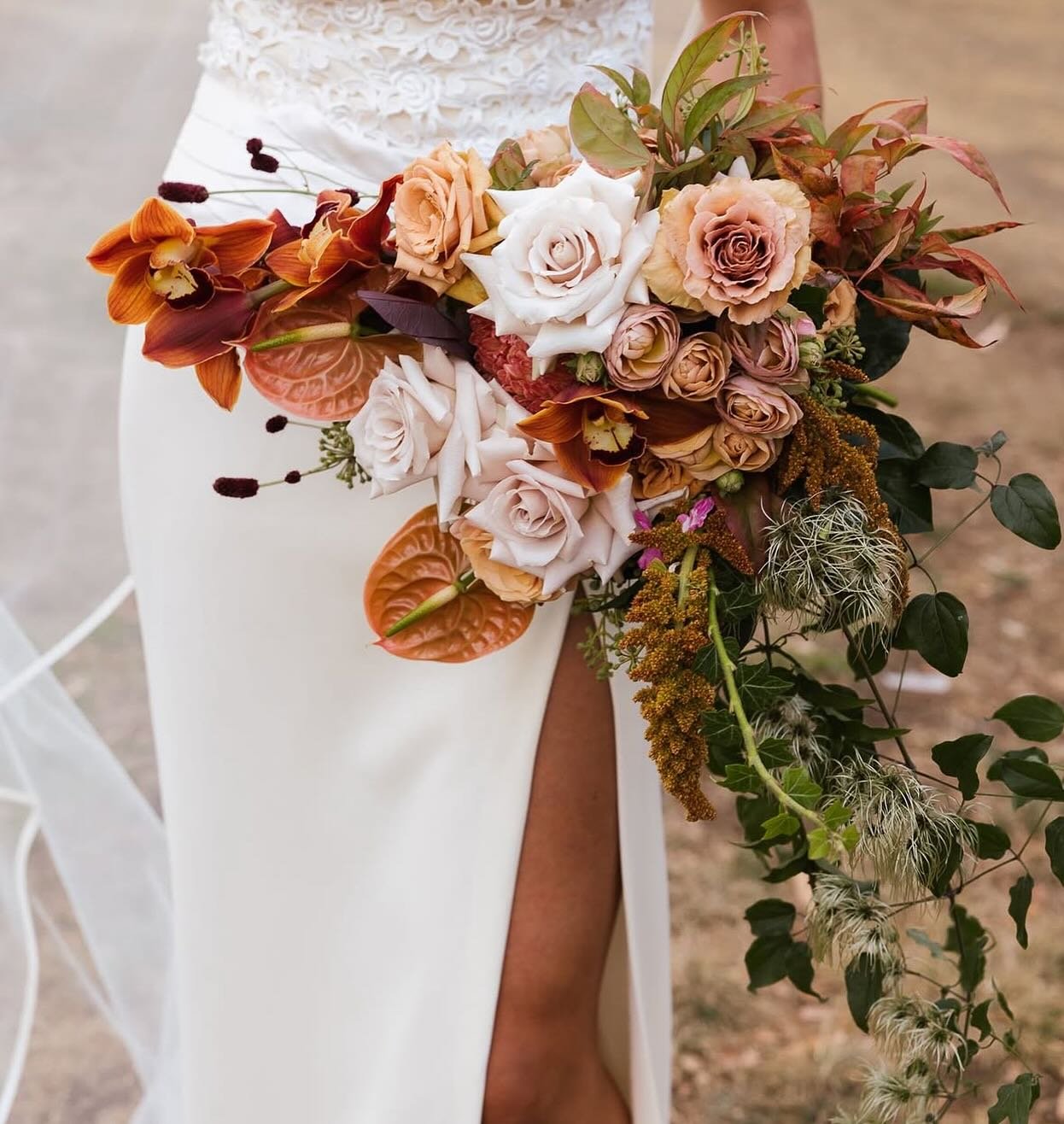 Florals that understood the assignment ✅ 
Golden tones, wild textures, and a hint of drama &mdash; beautifully captured by @ninahamiltonphotography 📷 Floral magic by @botanicalhobart 🌸 

We may not arrange flowers here at XO Sounds, but we do know 