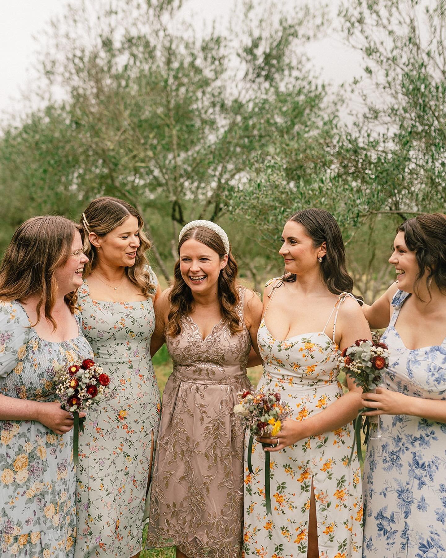 How good do this mismatched flora dresses look? It&rsquo;s giving garden party realness (even if the weather wasn&rsquo;t quite matching the vibe) 

It&rsquo;s super special being able to photograph one of your closest friends wedding days!