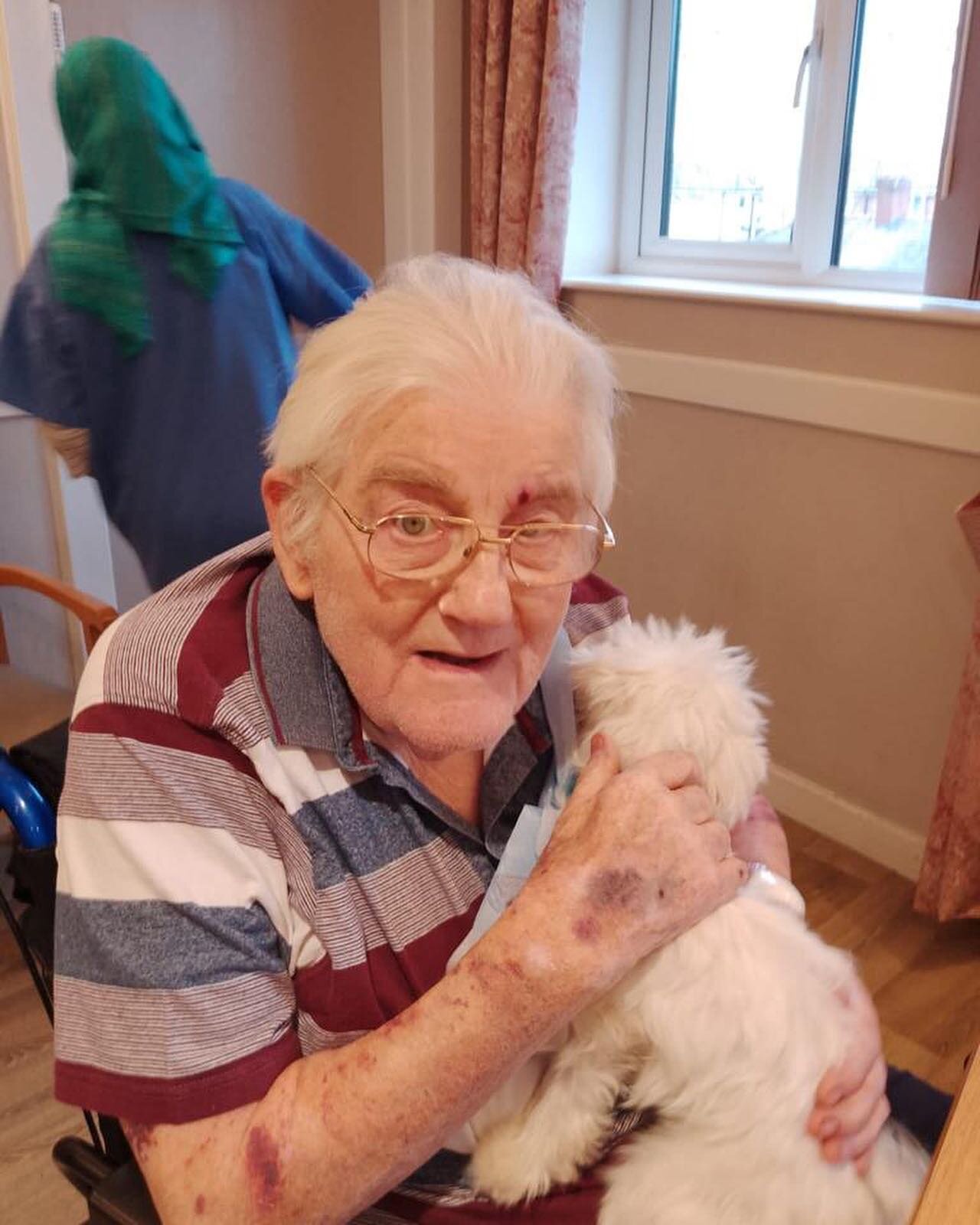 Cuddle time! Pet therapy feels so good. Our residents had a wonderful time with adorable Teddy.
.
.
.
.
#elderlycare #cuddleapet #pet #pettherapy #dogsofinstagram #doglover #animal