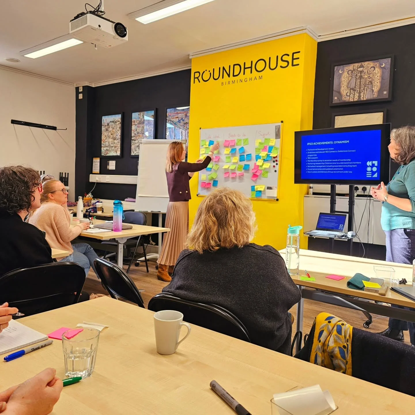 𝗠𝗮𝗸𝗶𝗻𝗴 𝘀𝗽𝗮𝗰𝗲 𝘁𝗼 𝘁𝗵𝗶𝗻𝗸 𝘁𝗼𝗴𝗲𝘁𝗵𝗲𝗿 💭🧠

This week @marketerach was part of a client away day with @theexhibitionsgroup team at @bhamroundhouse

The Exhibitions Group is a fully remote team, based all over the UK, comprising giv