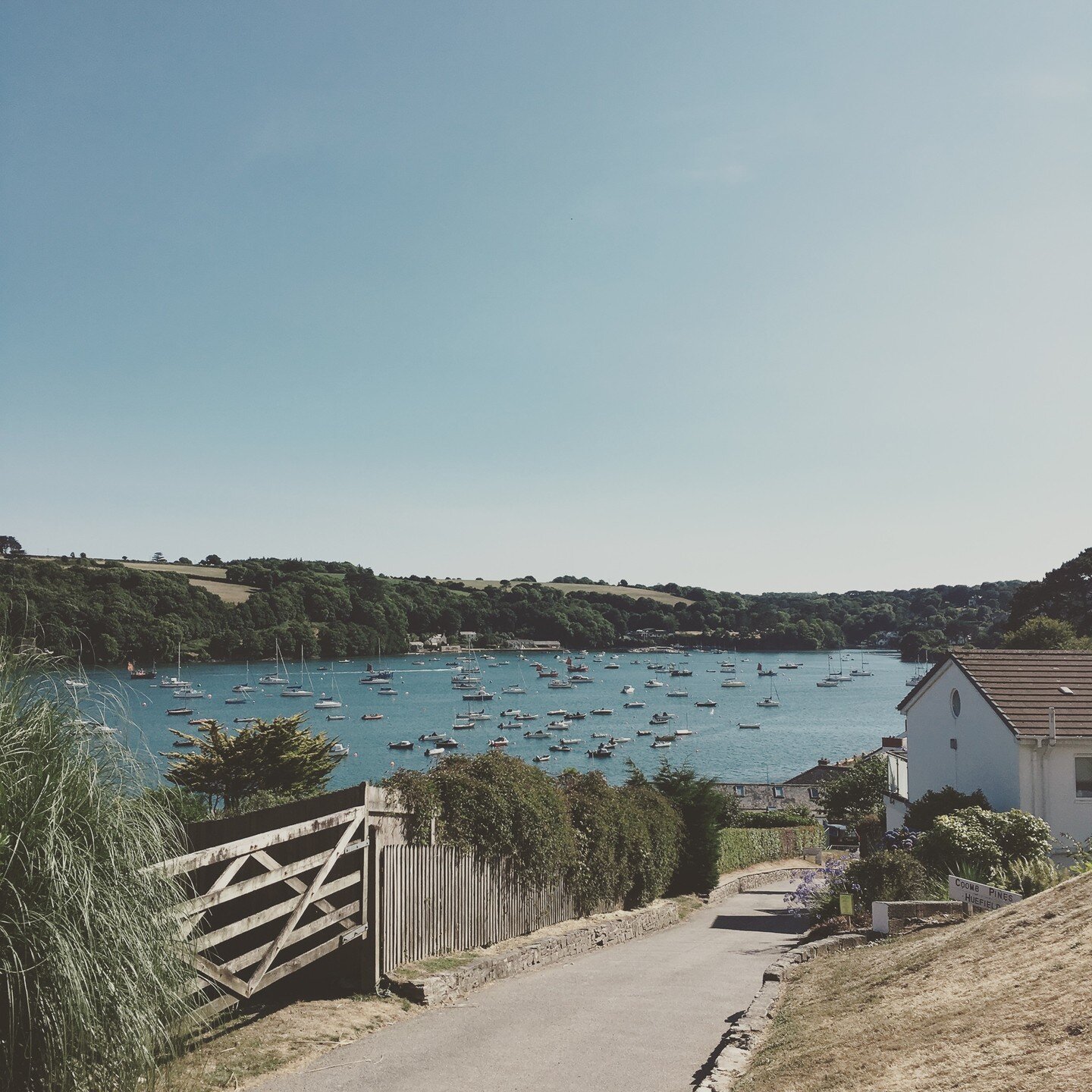 Ah, the beauty of The Helford River in summer. The quintessential 'messing about in boats' perfect spot, where would you rather be?⁠
🛶🛶🛶⁠
Just a mile down the road from @daphnecottage, Helford Passage is THE place to get on the water.  Why not hir