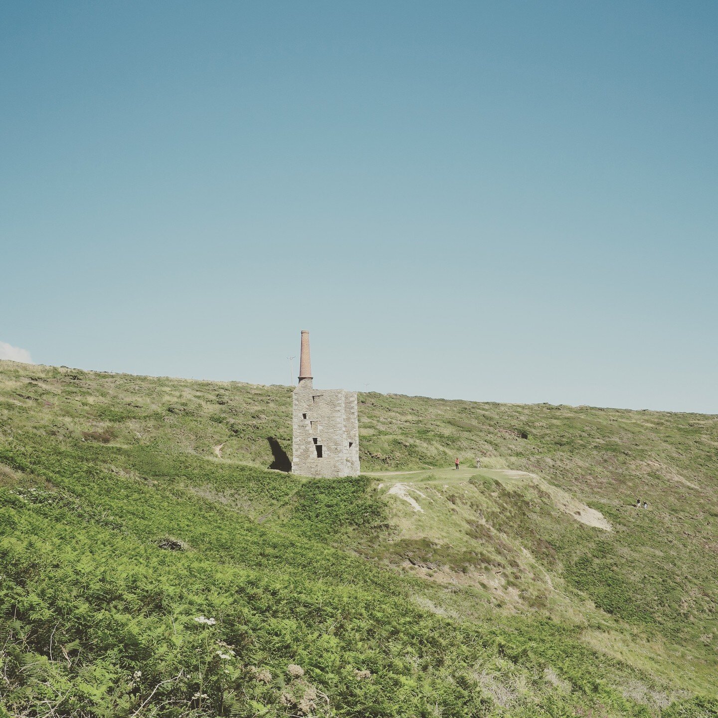 What could be more Cornish than this view? (answers below...!)⁠
⁠
Perched above Rinsey beach, it's a true wonder this mine has weathered many a storm ... and heatwave.... ⁠
⁠
This beautiful part of west Cornwall is just 30 minutes drive from @daphnec