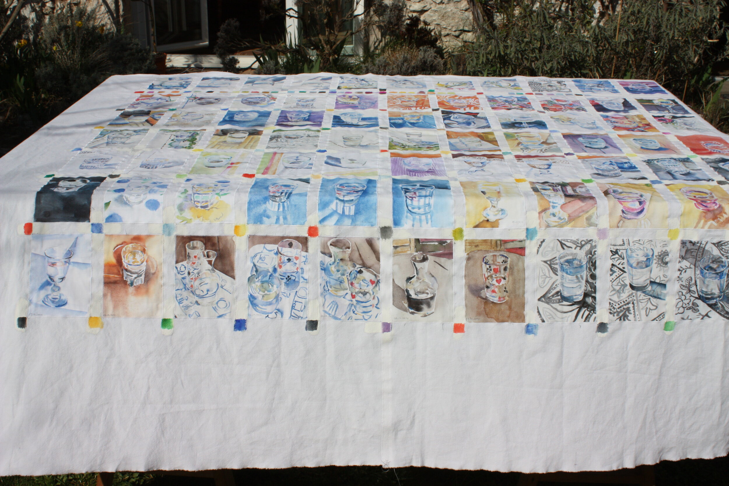 “La Nappe d’eau”, 2014, 366 verres d’eau, technique mixte, 280 x 420 cm
