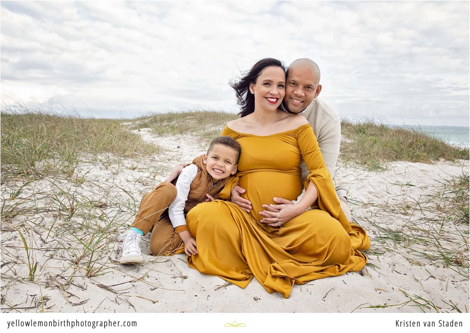 derdesteen beach maternity photo session with young child_010.jpg
