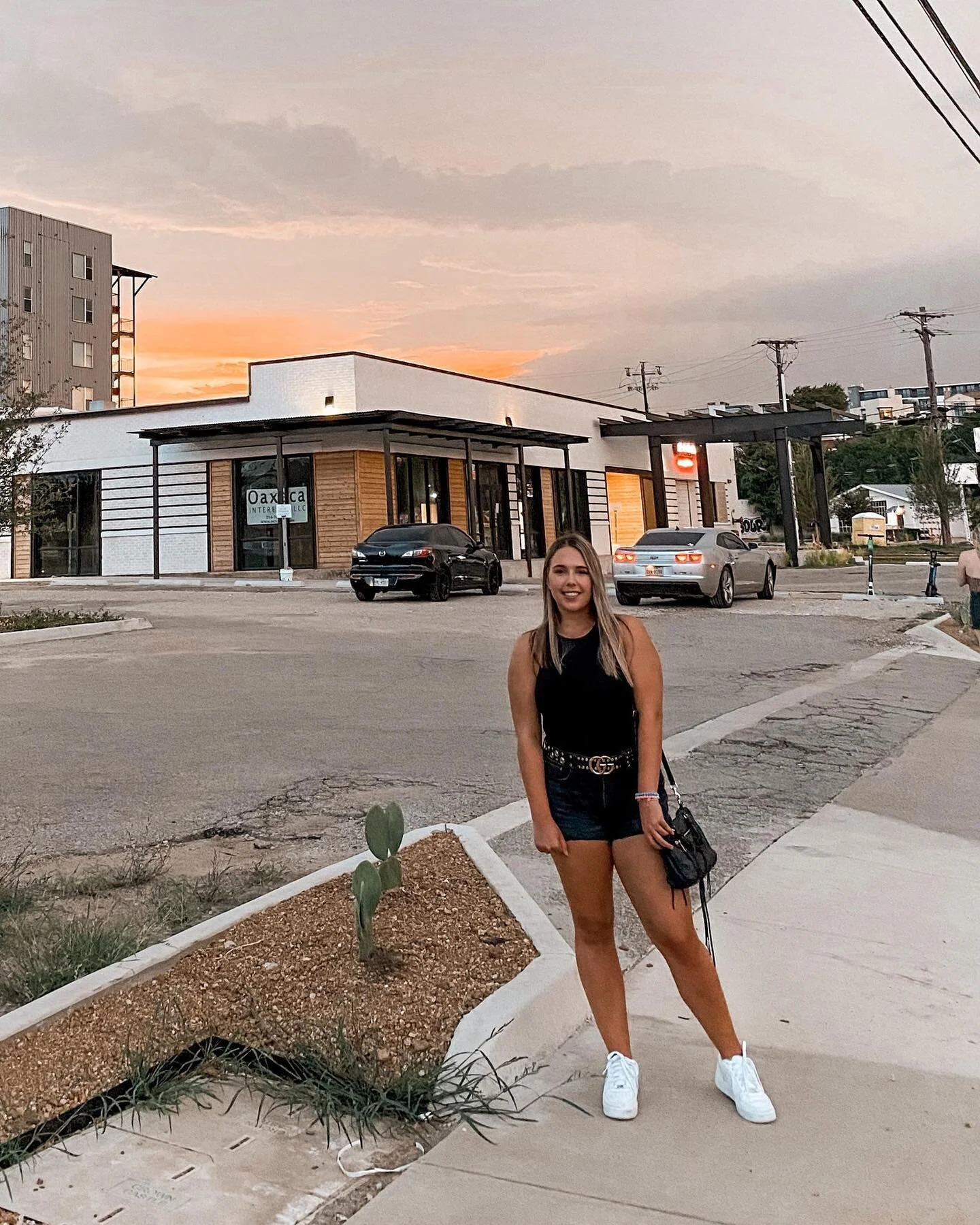My guide to eating and drinking out✨
⠀⠀⠀⠀⠀⠀⠀⠀⠀
Make sure you’re not STARVING when you get there. Don’t starve yourself all day just bc you know you’re eating out/may eat more than normal. You will go overboard and feel sick, talking