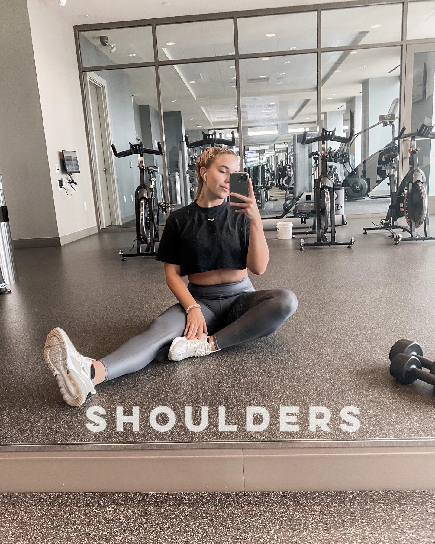 Here&rsquo;s your mid week reminder to take some time for yourself today [and everyday]. 🤍🤍
⠀⠀⠀⠀⠀⠀⠀⠀⠀
Here&rsquo;s a lil shoulder pump for your Thursday🤠
⠀⠀⠀⠀⠀⠀⠀⠀⠀
✖️ single arm raise + press
✖️narrow chest press
✖️ front raise + lateral raise
✖️ 