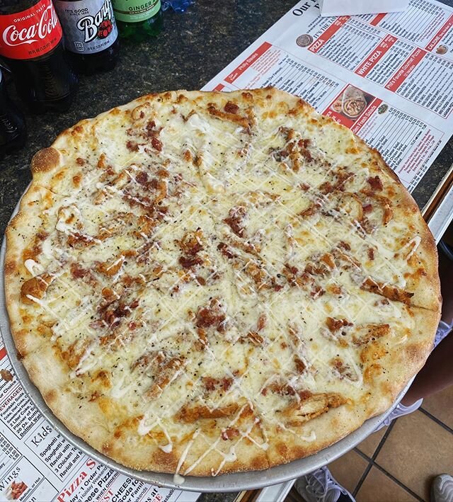 We have a specialty pizza for the week:
CHICKEN BACON RANCH🍗🥓🍕Available in whole pies AND slices! Stop by to pick yours up or call in for delivery. 
Open this weekend:
Friday 4:00pm - 9:00pm
Saturday 12:00pm - 10:00pm
Sunday 12:00pm - 6:00pm
🍕
&b