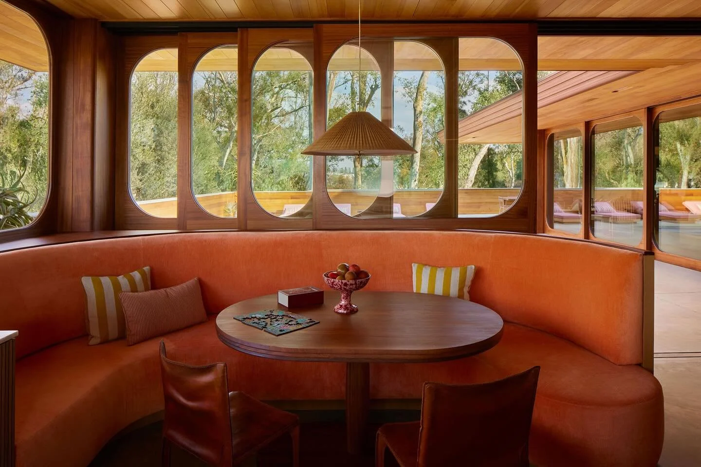 Kitchen at the Claremont house with custom-designed windows and built-ins are part of the &ldquo;invention of rooms and wings&rdquo; that make discerning old from new no easy feat. 

Now in @archdigest 

Interior design collaboration: @zebandcrunk 
C