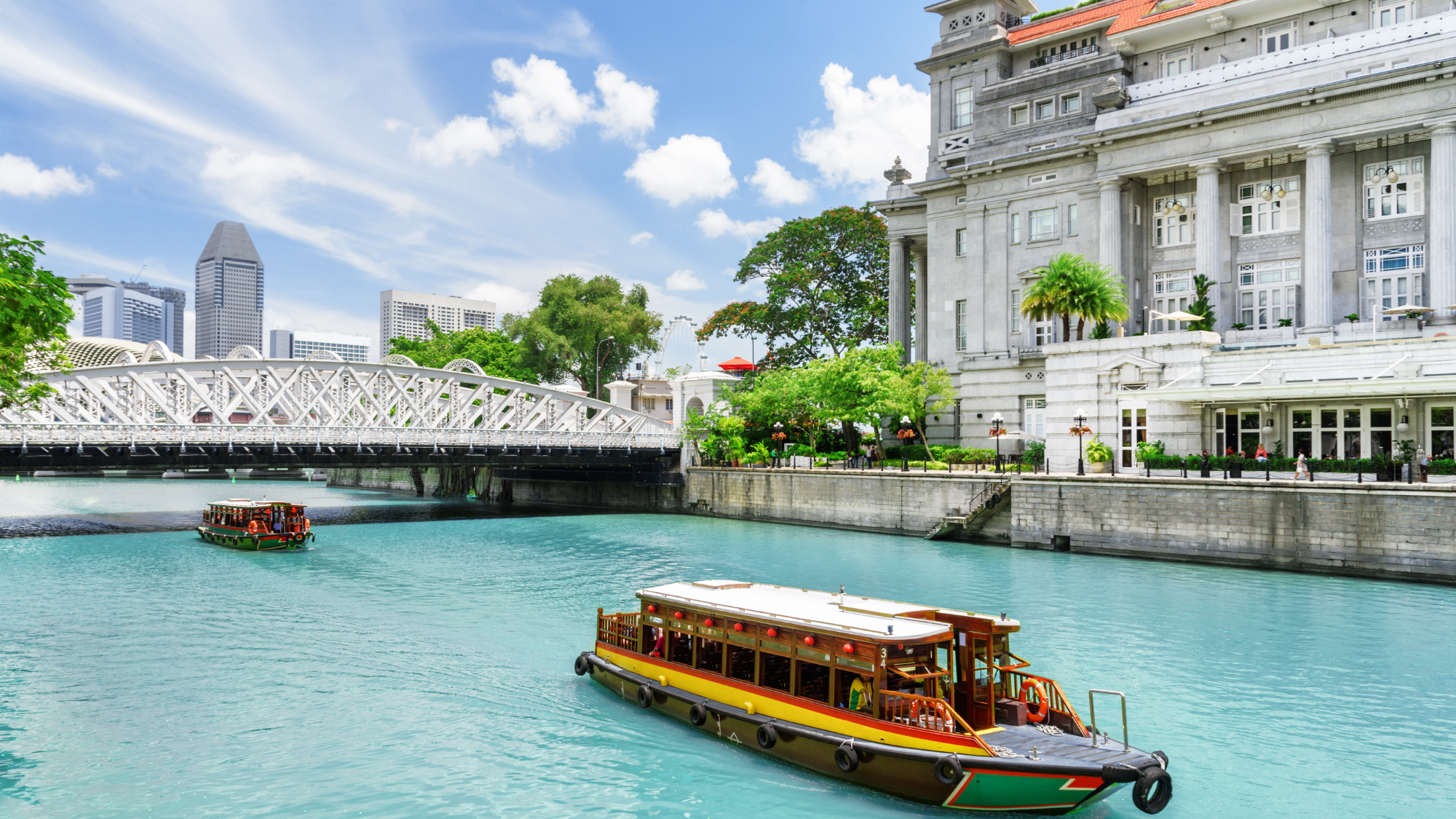 Huffman Travel - Hero of Traditional tourist boats sailing along the Singapore River