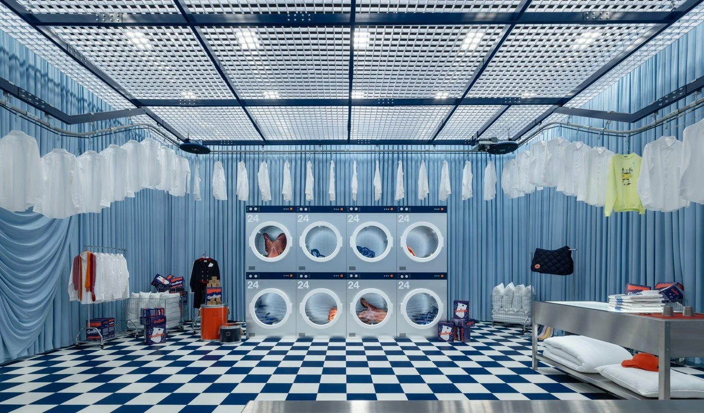 Welcome to your Wednesday Store Design Inspiration – Hermès “Mystery at the Grooms’”, New York City
At Pier 36 in downtown Manhattan, Hermès has transformed a former warehouse into a theatrical, immersive myst