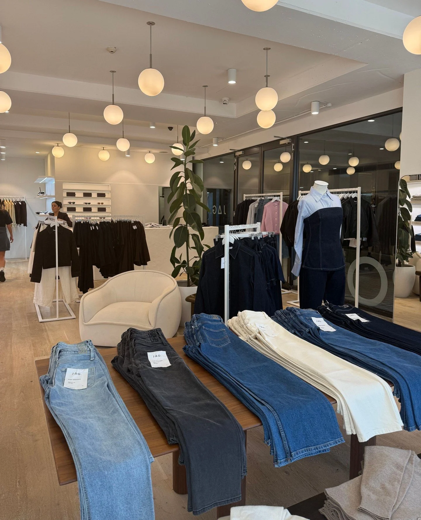 Welcome to your Wednesday Store Design Inspiration – JAG, Bondi
Marking a fresh chapter for the iconic Australian label, JAG has opened its new pop-up in Bondi, blending relaxed coastal cool with elevated minimalism. This store embraces simp