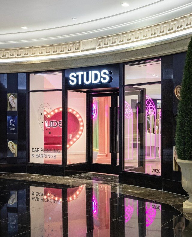 Welcome to your Wednesday Store Design Inspiration &ndash; The Studs Chapel, Las Vegas⁠
⁠
For its 37th location, New York-based piercing brand Studs has opened its first-ever concept store: The Studs Chapel, inside The Grand Canal Shoppes at The Vene