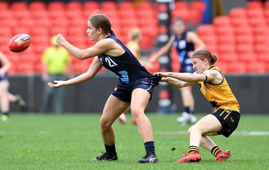 McKenzie gets the handball away for Vic Metro