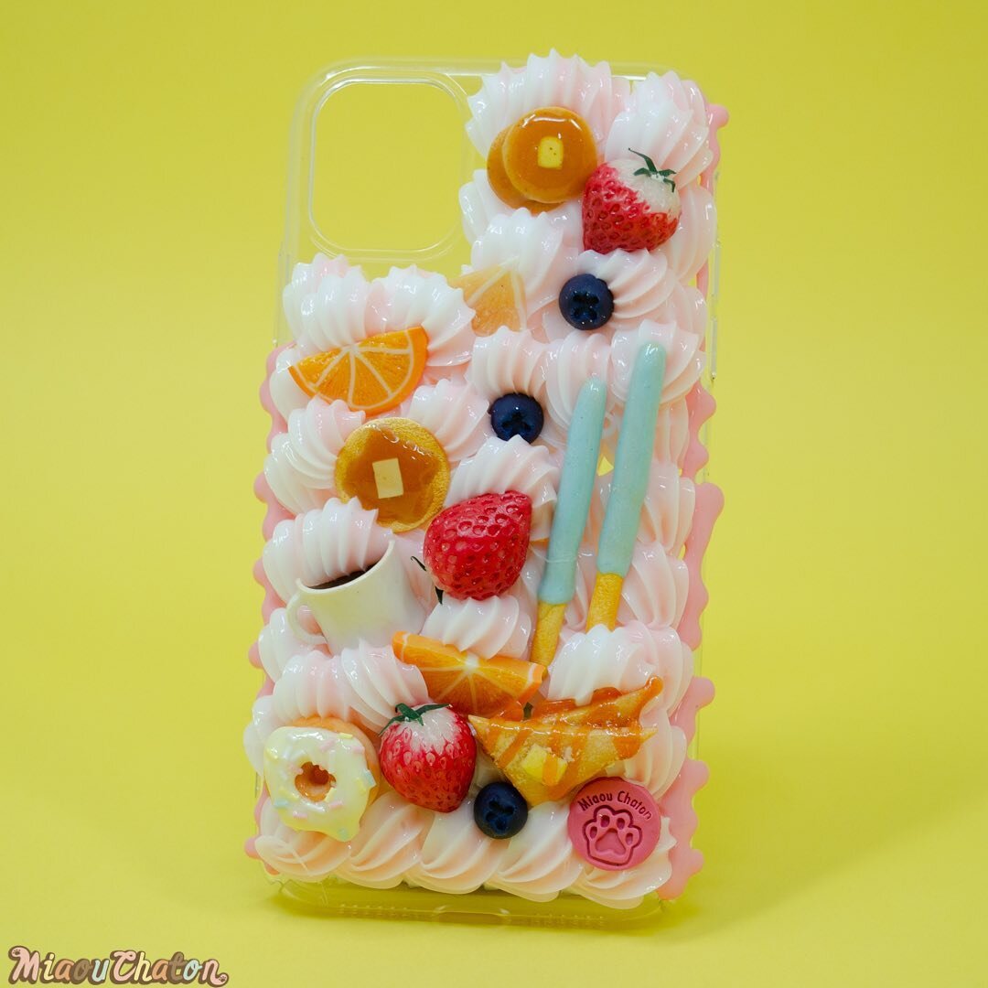 It&rsquo;s the afternoon now, but there are always exceptions when it comes to Sunday breakfast 😋🥞🧇🍓✨
&bull;
#decoden #polymerclay #polymerclaycreations #handmade #foodie #foodiesofinstagram #foodies #iphonecase #polymerclayartist #kawaii #miaouc