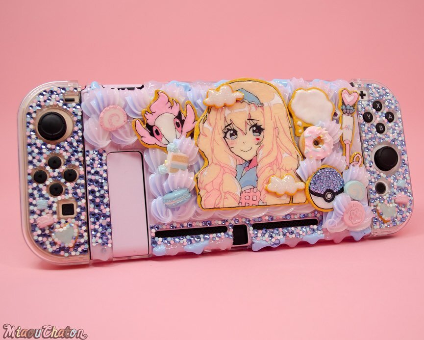 Happy New Year!! 🥳
Let&rsquo;s start this year as sparkly and cute as this adorable custom Nintendo Switch ✨💙😍 
&bull;
#decoden #nintendoswitch #polymerclay #handmade #polymerclaycreations #polymerclayartist #fairykei #kawaii #miaouchaton