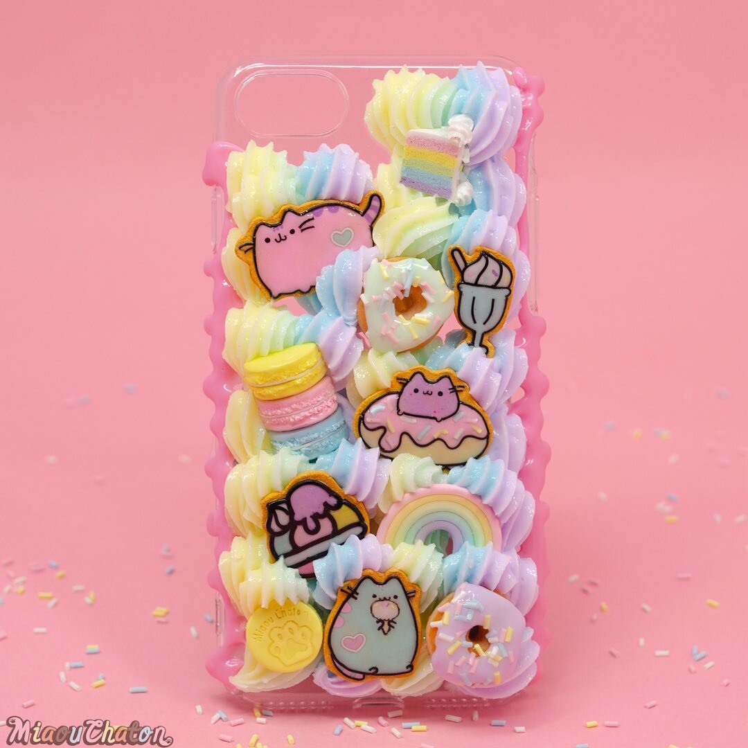 I can refurbish old whipped cases I have made in the past to fit your new device like this Pusheen case. 😄 You can send me an email for more information ✨ 
&bull;
#decoden #polymerclay #polymerclaycreations #handmade #pusheen #sweetlolita #iphonecas