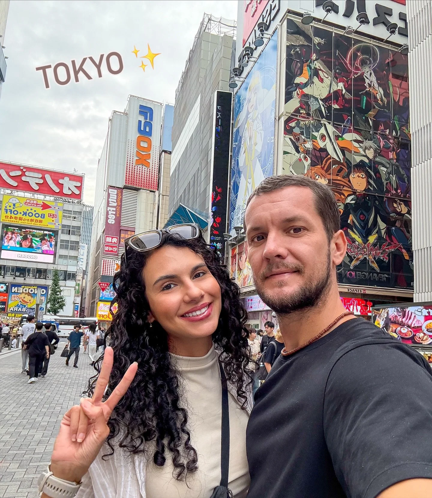 Who also LOVES Tokyo? ❤️🗼🇯🇵🍜🙋&zwj;♀️ Swipe until the end for a laugh 😂 

Tokyo is definitely one of our favorite cities in the world. It can be a bit (or very) overwhelming. Navigating the transportation system, dealing with a lot of &ldquo;peo