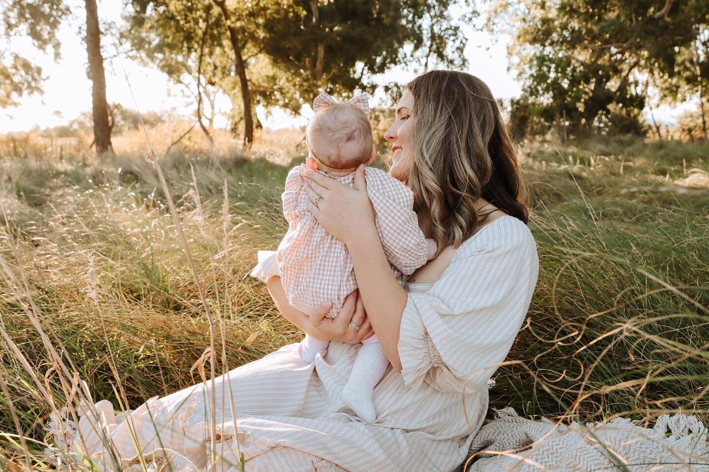 After a week of grey skies and challenging moments, I finished my weekend with a beautiful family session, where the sky opened and the sun said hello. 

Such a beautiful motherhood moment ✨
