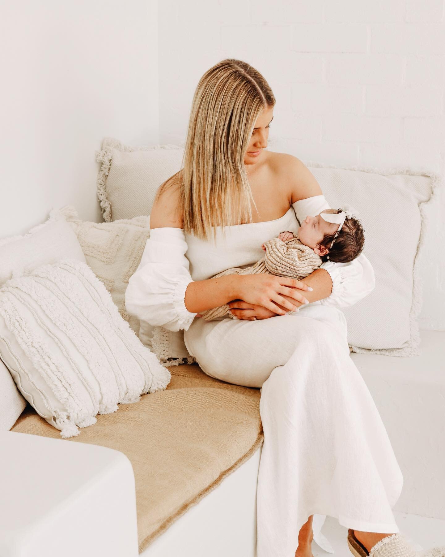 Welcoming baby Banksi ✨
This family is absolutely gorgeous, I could have photographed them all afternoon. 

So excited to have such a beautiful space to offer families, especially as we enter the winter months.