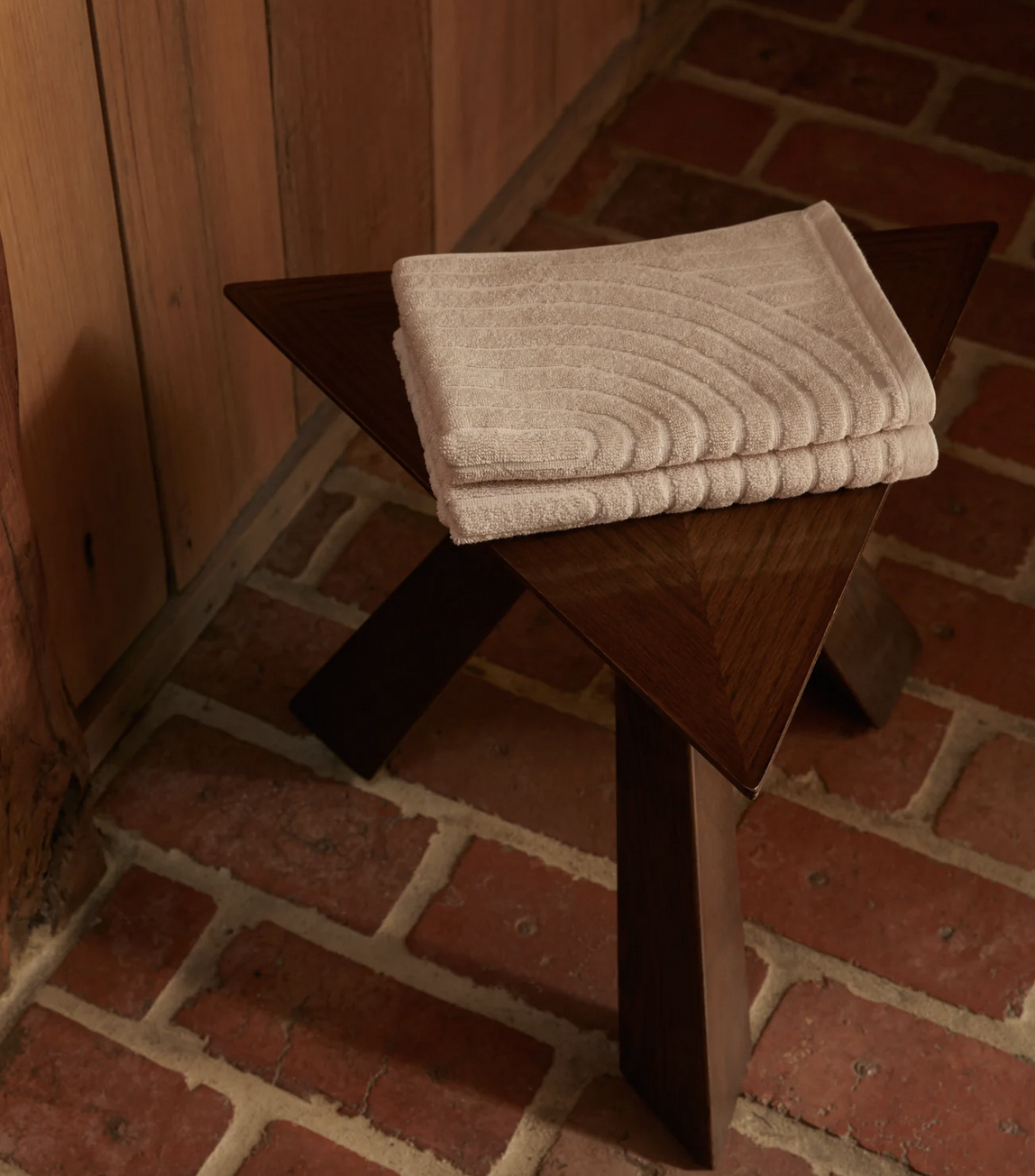 Baina_Clovelly_Hand_Towel_2.png