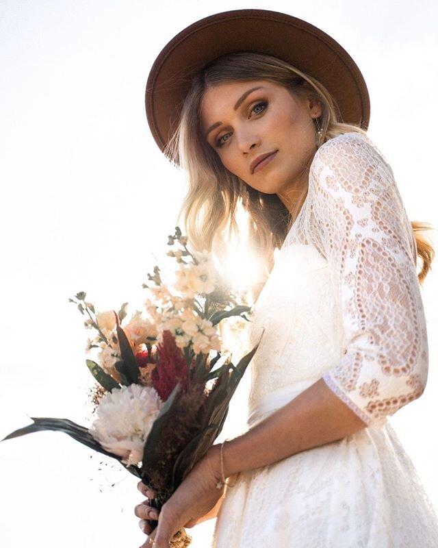 WESTERN VIBES &amp; FLOWER LOVE🌻

______________________________________________________

#bridalhair #airhair #bridalstyling #braut #brauthaare #hochsteckfrisur #love #weddinghair #hochzeitsfrisur #bridalbun #bridetobe #brautstylingnrw #brautstylin