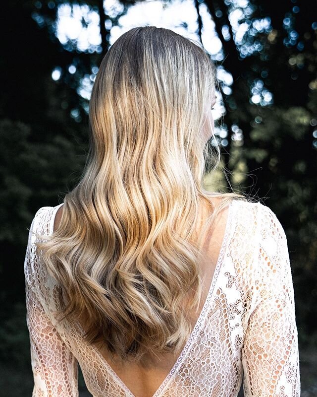 SOFT WAVES 💛

______________________________________________________

#vintagewaves #hollywood #bridalstylist #hairstyling #beachwaves #curles #lovehair #hairdo #surverwaves #waves #bohobride #bohemian #twistedhair #love #messyhair #bridetobe #locke