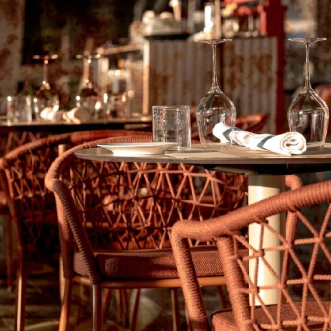Panarea &ndash; diese stapelbaren und wetterfesten St&uuml;hle sind die optimale Begleitung f&uuml;r den Sommer 🧡

#oliveandsalt #furniture #interiordesign #interiorinspo #designchair #elegance #restaurant #gastronomie #einrichtung #mixedinterior #r