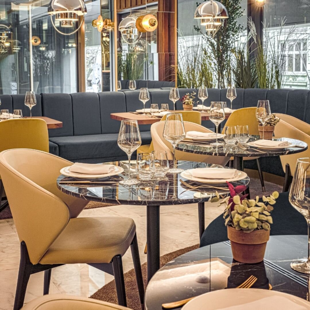 Interior in blau und gelb strahlt Gelassenheit und Optimismus aus. Ein perfekter Ort zum Verweilen 💛

#oliveandsalt #furniture #interiordesign #interiorinspo #designchair #elegance  #restaurant #gastronomie #einrichtung #mixedinterior #restaurantfur