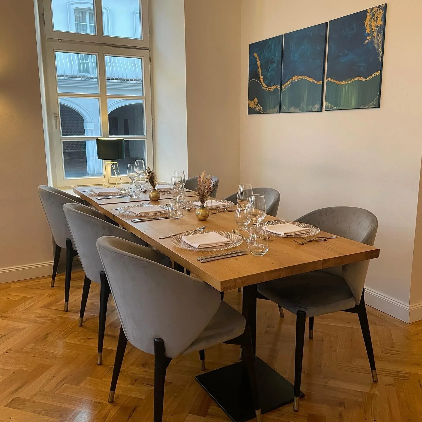 A room should never allow the eye to settle in one place. 🌱

Project: Handelshof