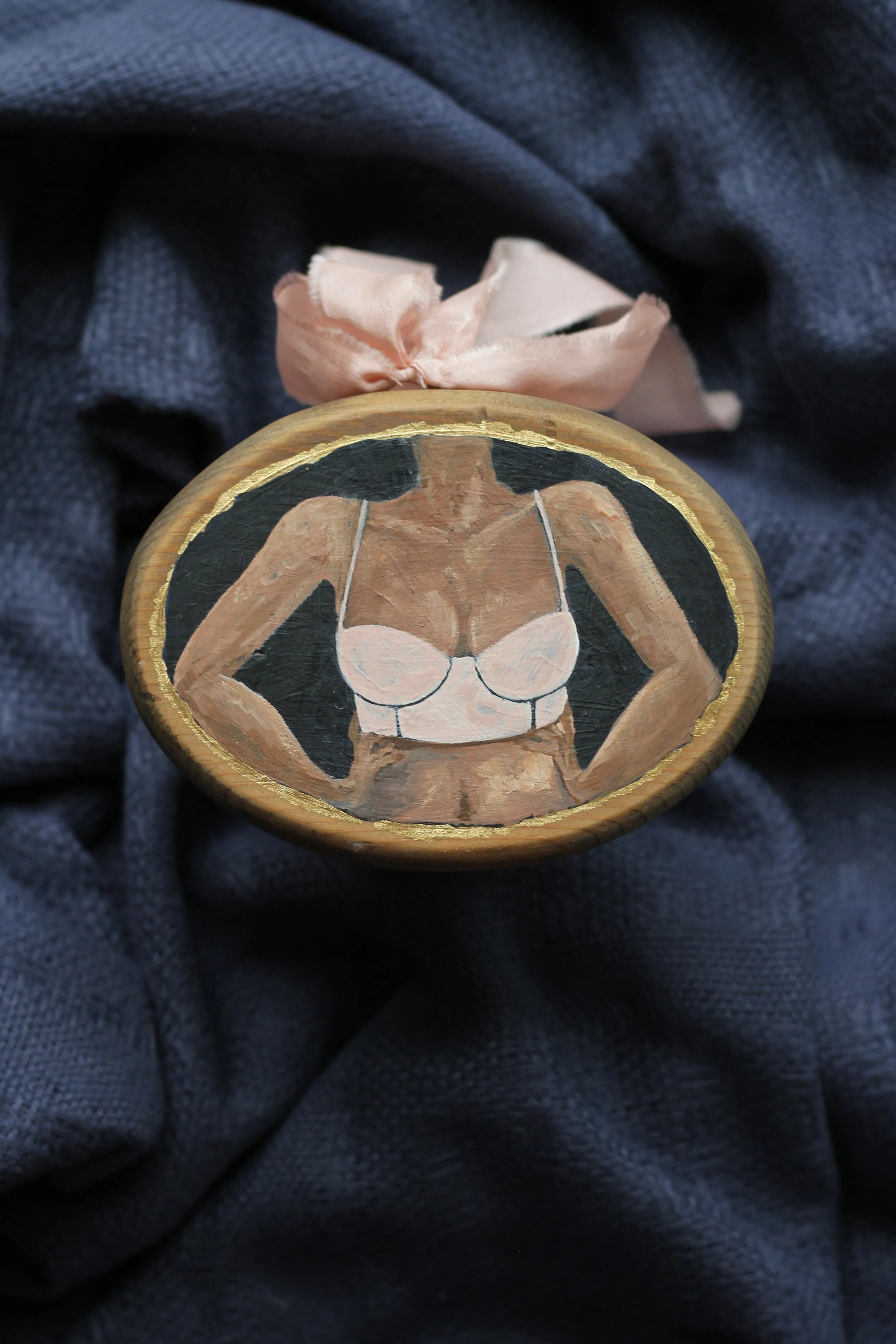 "confidence" - 5x3.5" horizontal oval wood plaque