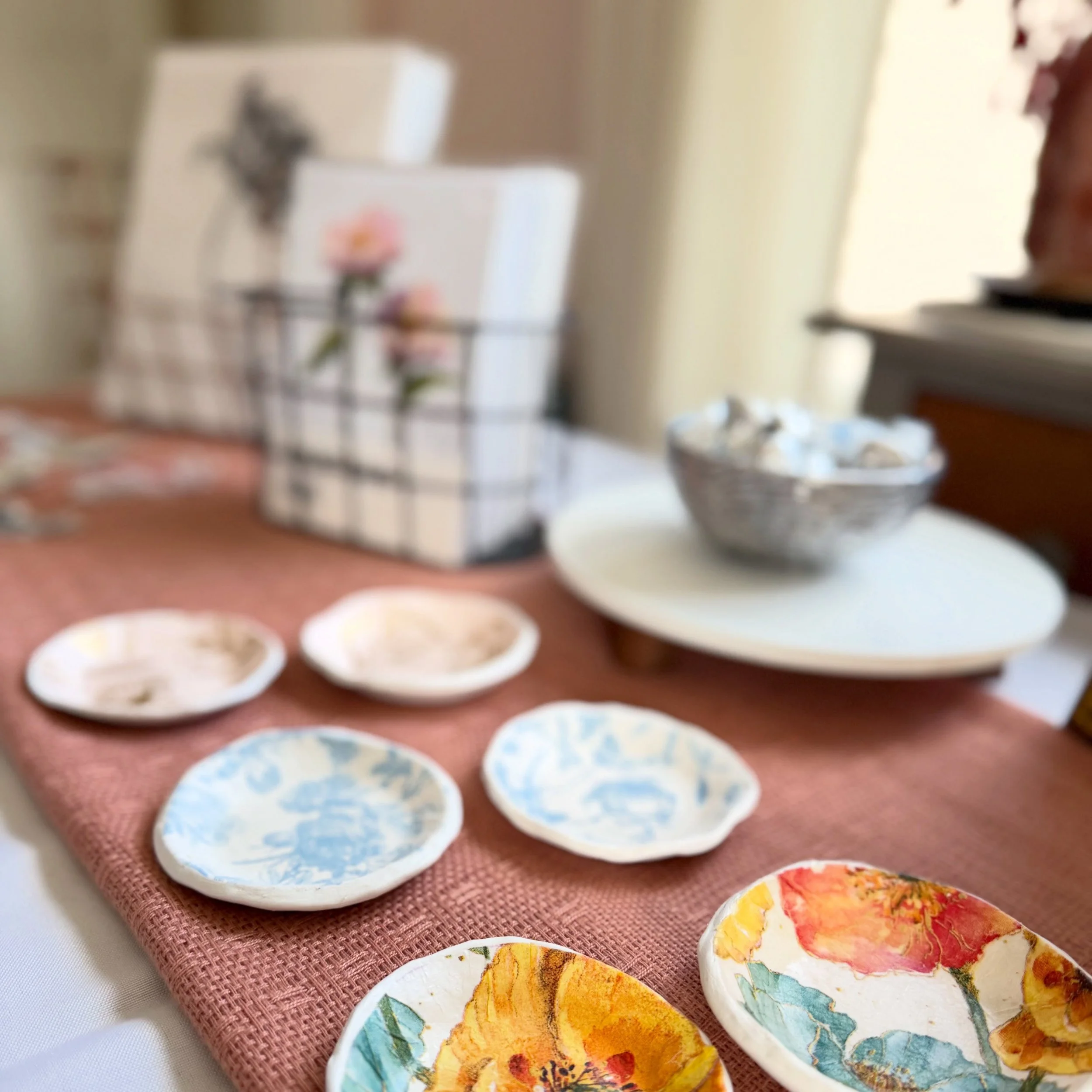Happy Monday! 🤍 🌷
It&rsquo;s been really fun being creative using my hands the past several weeks, and I&rsquo;m so happy that I get to share them with you 🤍

If you are interested in anything I posted in my stories from this weekend just reach ou