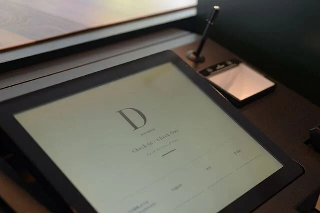 【5泊以上～在宅勤務困難者支援プラン】﻿
新型コロナウイルス対策として、外出自粛要請が続く中でも、在宅勤務が困難で、不安な中でも公共交通機関で通勤をなさっている近隣企業の皆様に対し、長期滞在プランをご用意致しました。DDD HOTELの取り組みが、これ以上の感染拡大防止に少しでも貢献が出来れば幸いです。﻿
﻿ ﻿
【プラン適応期間】﻿
2020年4月11日～2020年5月31日までのご滞在 ﻿
﻿
【ご予約方法】dddhotel.jp﻿
弊社ホームページの予約画面より5泊以上、30泊以内の日数を